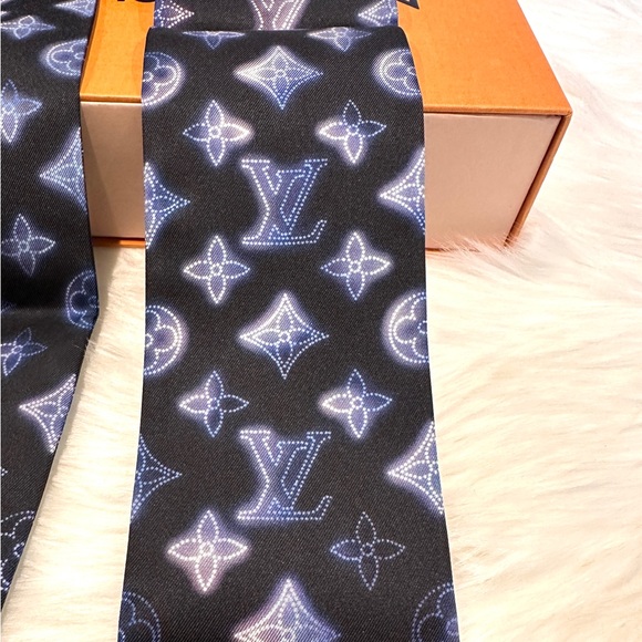 NEW Louis Vuitton Flight Mode Bandeau Blue Scarf - Picture 3 of 9